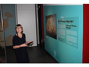 Besucherin erkundet mit dem Dorengo Multimedia Guide die Ausstellung