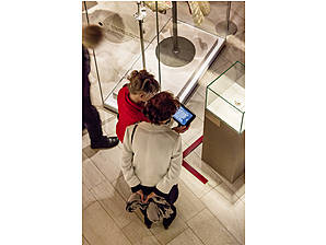 Besucher benutzen Dorengo Multimedia Guide