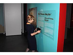 Besucherin erhält mit dem Dorengo Multimedia Guide weitere Informationen zum Exponat