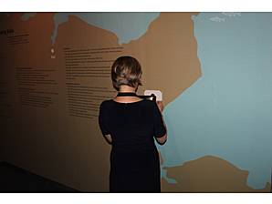 Besucherin berührt mit dem Dorengo Heldheld einen der zahlreichen NFC Chips um mehr über Prizessin Sofia zu erfahren