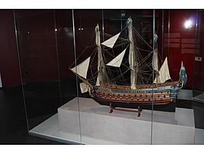 Modell eines historischen Segelschiffs mit schwedischen Flaggen