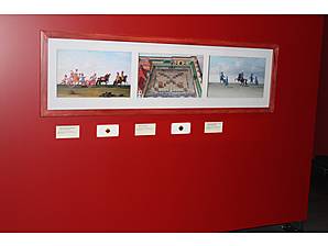 drei historische Abbildungen von Kämpfern zu Pferd - durch berühren der NFC-Chips erläutert der Dorengo Guide die Bedeutung der Bilder