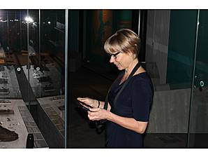 Museumsbesucherin mit Dorengo Tablet in der Hand