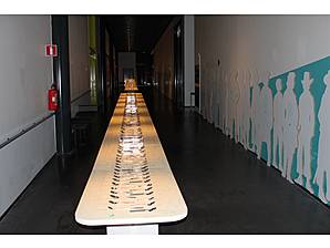 lange, mit Löffeln gedeckte Tische