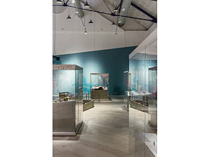 Ausstellung "Von Degen, Segeln und Kanonen – Der Untergang der Prinzessin Hedvig Sofia" - große Schaukästen und Kisten mit Kanonenkugeln