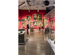 Ausstellung "Von Degen, Segeln und Kanonen – Der Untergang der Prinzessin Hedvig Sofia" - große Schaukästen und Gemälde