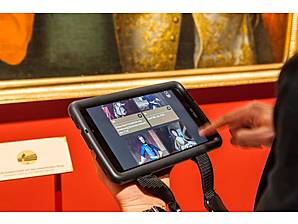 Nahaufnahme des Dorengo Multimedia Guide auf einem Tablet - zeigt Auswahl historischer Persönlichkeiten