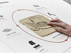 Haptische Infowand zu einem mediterranen Frachtschiff - mit Blindenschrift